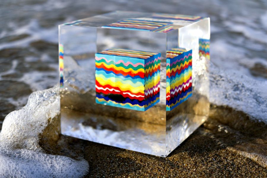 Susi Kramer, Kubus Wellen, W161801, 2016, verre acrylique coulé, 18,1 x 17 x 17 cm