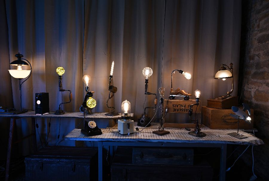 Alex Couenne – créateur de luminaires et sculptures à base de matériaux de récupération